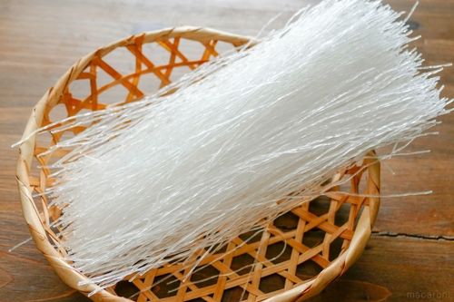 春雨を揚げるとつまみにピッタリ！カロリーや美味しいアレンジを紹介食・料理オリーブオイルをひとまわし