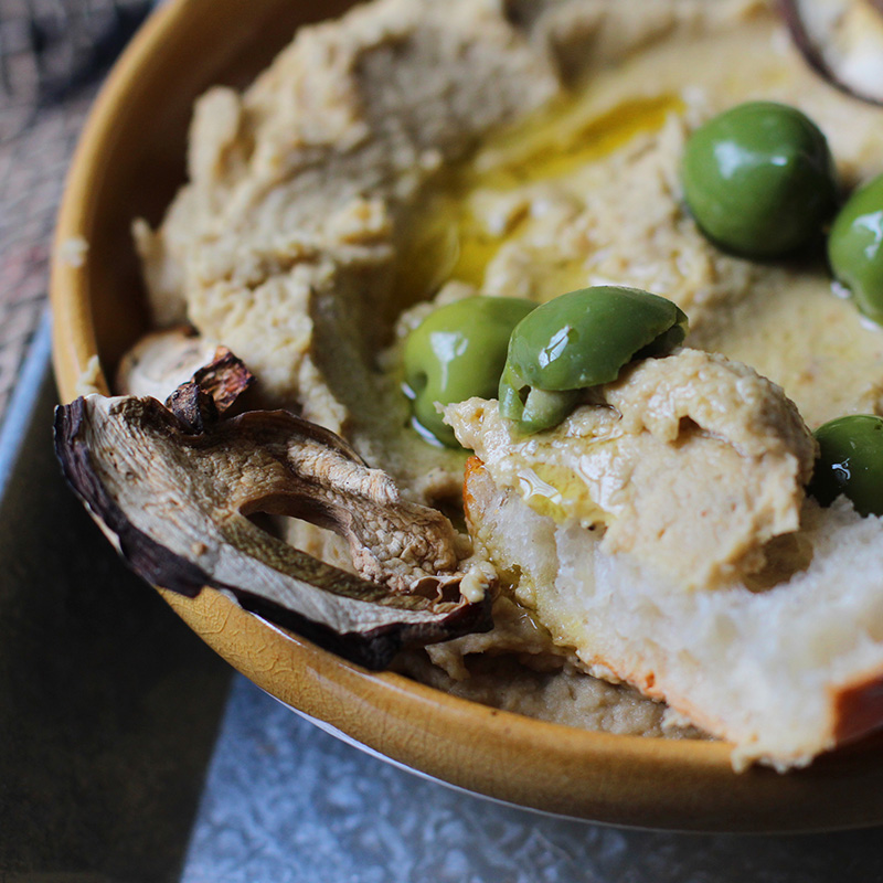 フムスのサンドイッチ