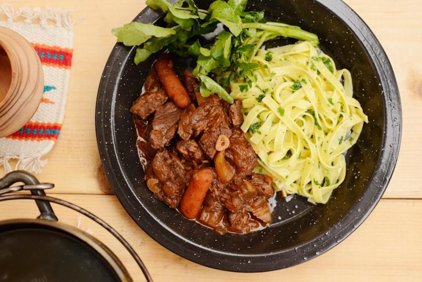 牛肉のほろほろ赤ワイン煮込みパスタ添えソトレシピキャンプ飯レシピ＆アウトドアライフ・プラットフォーム