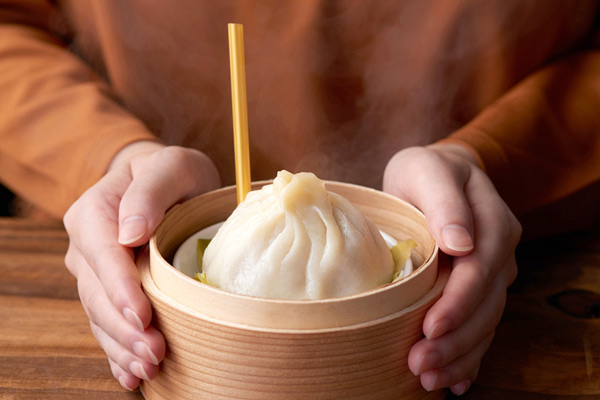 横浜中華街“通”がえらぶ、肉まんの「隠れ名店3選」 台湾職人の手包みや、高級店が手がけるバターが隠し味の贅沢肉まん