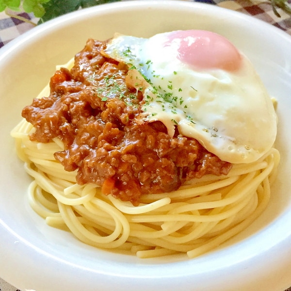 やる気1％で作れる！レンジカレーライス ,材料 , カレー用のカット野菜2皿分, カレールー2皿分, 豚こま肉100g, 水100ml,おろしにんにく2cm, 白ごはん, ※福神漬け, ※パセリ,作り方 ,①耐熱容器にカレー用のカット野菜2皿分、豚こま肉100g、水100ml、おろしにんにく2cm、カレールー2皿分を投入したらラップして600w5分チン