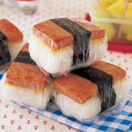 @onigiri_reshipi 👈🏻66万回再生されたおにぎりはこちら, ・, みなさん、こんばんは☺️,今日は 暑い日に腐りにくいおにぎり, ありますか？というフォロワーさんからの, リクエストに応えてみました💓,塩分があるものや乾物をメインにしたり, 夏バテ防止食材の使用がおすすめ❤️, 保存して是非作ってみてね〜🤤, ・, ・,今日は 𖤣𖥧𖥣𖡡𖥧𖤣,