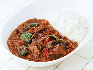 S＆Bの赤缶で炒めるだけ！ゴロゴロなすとトマトの和風キーマカレー - Peachy ピーチィ- ライブドアニュース