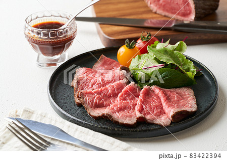 誰でもできるローストビーフ盛り付け方第5弾🍴, 今回使用したもの, ・楕円型のお皿, ・ローストビーフ300g, ・レモン, ・タイム,・シーズニングスパイス, ぜひチャレンジしてみてください☺️,theroastbeefザローストビーフ盛り付け盛り付け上手になりたい