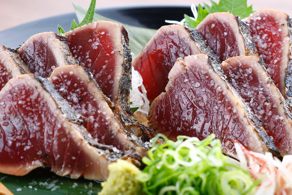 藁焼きカツオとは？鰹のたたきとの違いやレシピ・食べ方を解説魚介類虎ノ門コラム