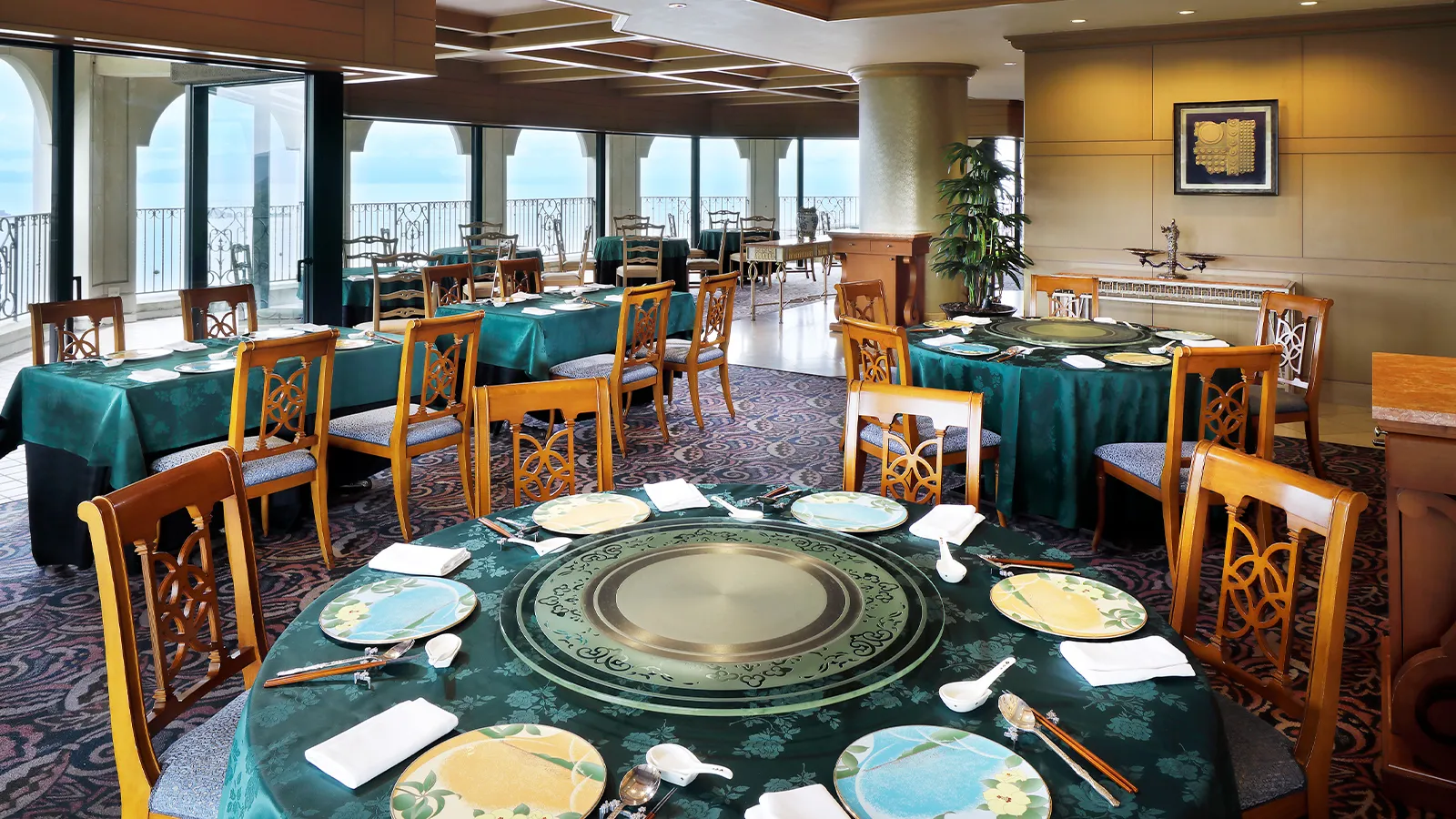 個室中華 頤和園 京橋エドグラン店 京橋駅直結,東京駅から徒歩5分 公式ページ