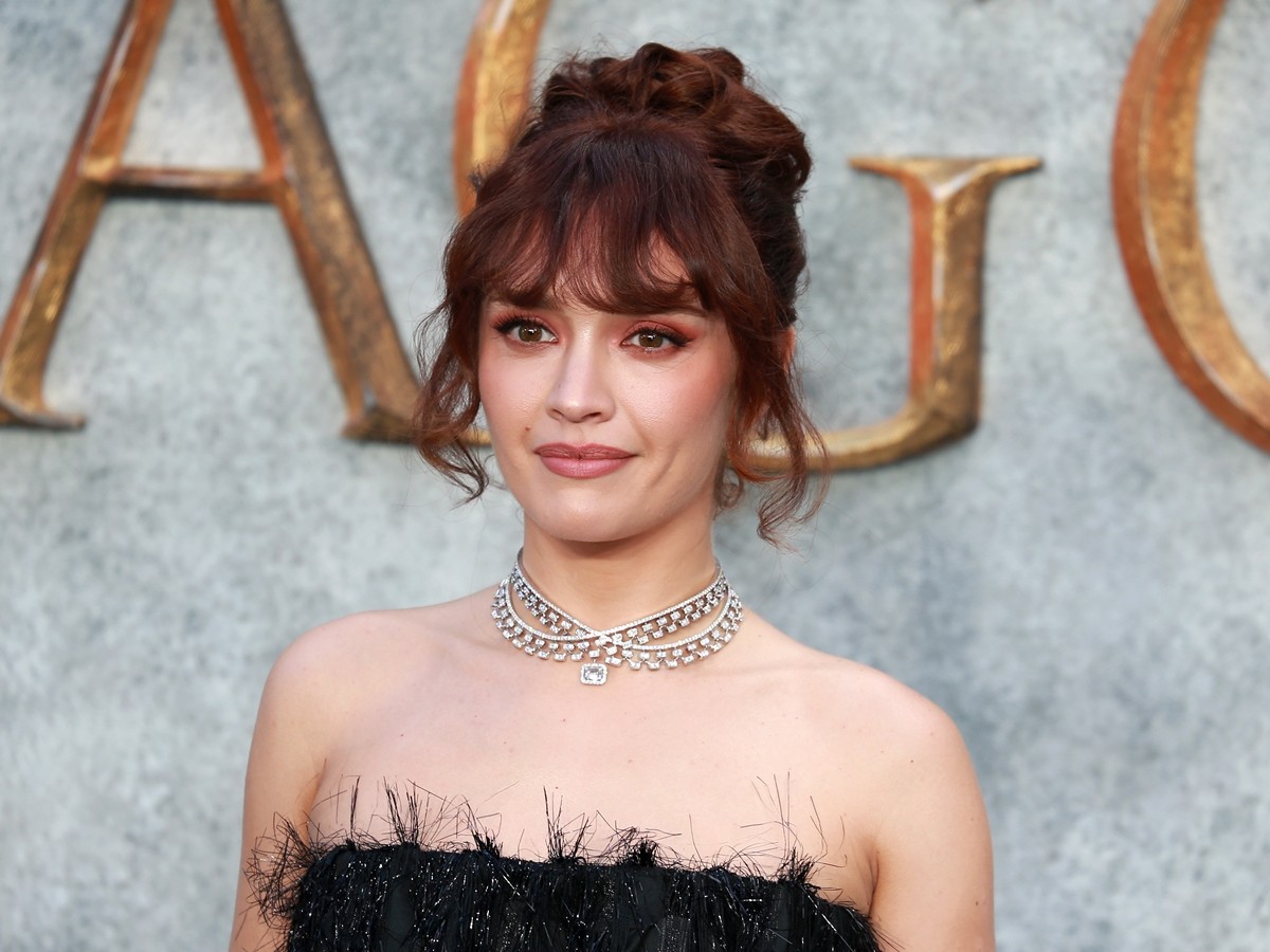 McQueen オリヴィア・クックがマックイーンを着用株式会社ケリングジャパン アレキサンダー マックイーンディビジョンのプレスリリース