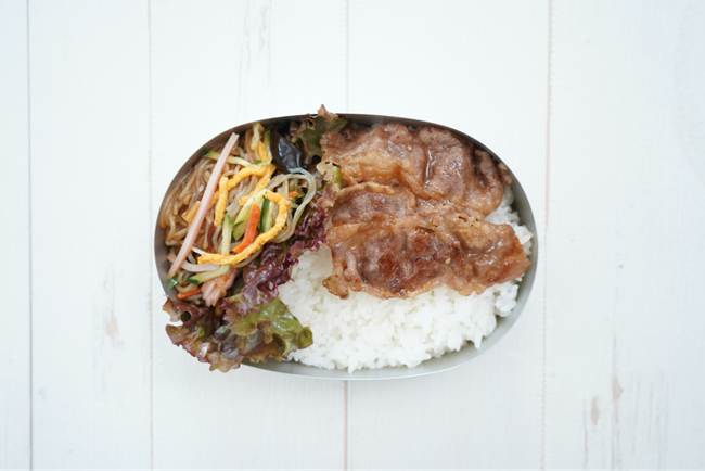 お弁当焼肉・ステーキ8種肉盛幕内御膳塩蔵熟成肉 The 肉弁│高級宅配弁当のデリバリーサイト「yuizen」