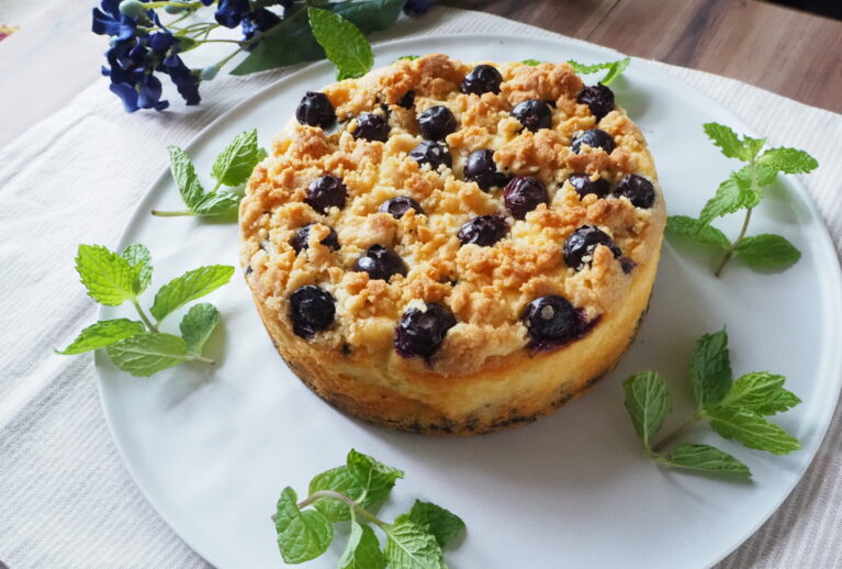 米粉のシフォンケーキ🧁 ブルーベリーゼブラ柄🫐シフォンケーキを焼いてみました。自家製ブルーベリージャムを作り、生地に混ぜ、ゼブラ柄🦓にしてみました🫐もう少し、色🟣が出るかと思いましたが、自然の色なんでしょうか〜🫐記録用投稿米粉のブルーベリーシフォン