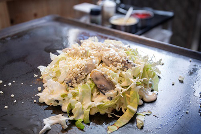 岡山ご当地グルメ「カキオコ」とは？本場から東京のおすすめ店までご紹介♪ - macaroni