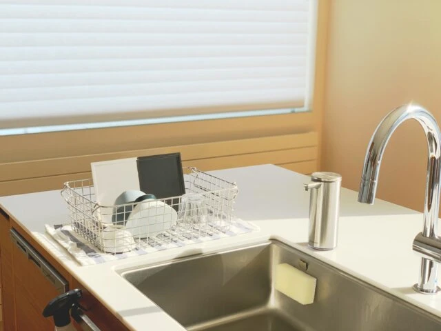 愛しのキッチングッズたちを引き出しに並べる これが一番使いやすいんだよな🤔 収納ケースのカチャカチャする音もなくなって最高✌🏻収納グッズを買い込む片付けしてませんか？🤣 9 18のVoicyでも話してまーす🍦 ⁡ 滑り止めシートやカトラリー、調理器具は楽天roomに