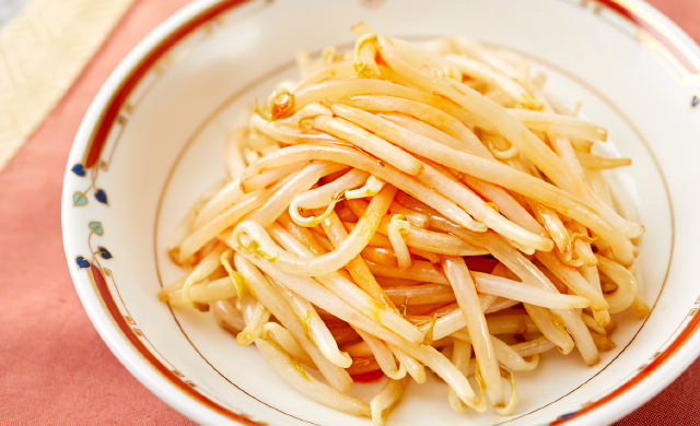 おはようございます～☀, 今日紹介する作り置きおかずは、, もやしのナムルです！, 材料はもやしだけなので、,すごく安く、火を使わないので手軽にできるメニューです😊, もやしが余りそうだな～っていうときに, オススメです！, レンジで完結するので、,他の料理の片手間に作ったりもできそう😚, すごく簡単なのでぜひぜひ作ってみてくださいね！, ., ———————————————————, .,