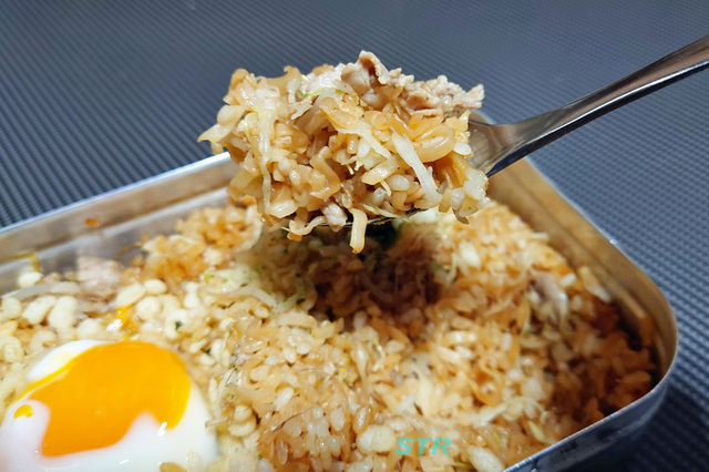 チキンラーメンで「悪魔のそばめし」。味付け不要、止まらない美味しさ&あんふぁん