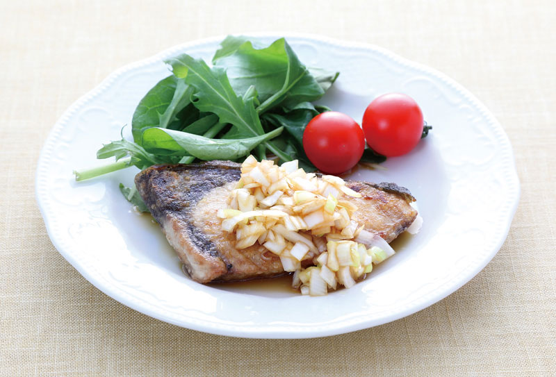 ブリのレアソテー 柑橘マリネ添え , 肉厚のお刺身用ブリが手に入ったので今が旬の日本の柑橘と合わせたメインになるシンプル美味しい1皿です。,柑橘は何でもOK、, ディルの代わりにバジル、パセリなどでもOKです。, ⁡, ↓↓↓↓↓↓↓↓, ⁡,ブリのレアソテー 柑橘マリネ添え ,材料：1皿分, ブリ お刺身用 150g, にんにく1片, 甘夏1個,