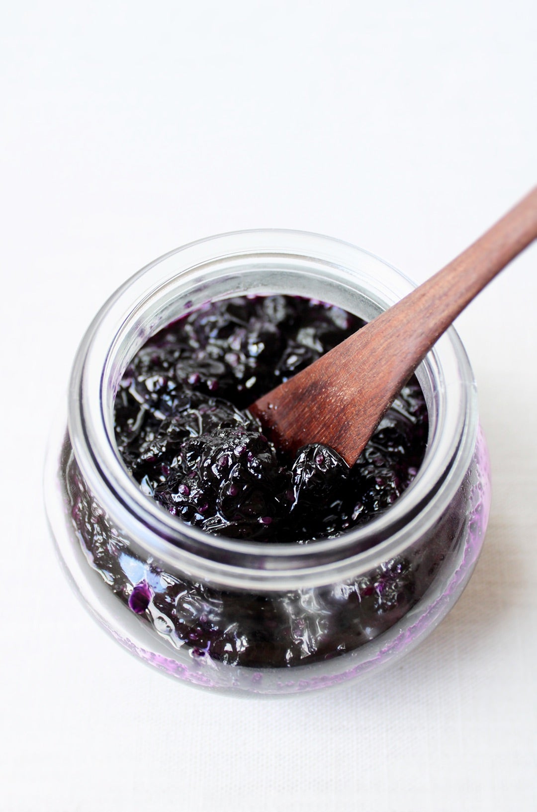 𖧷 ・ ガーデンハックルベリーは、ツツジ科のブルーベリーとは全然違って、雑草のイヌホウズキの仲間であるナス科に分類されますイヌホウズキ同様、微量のアルカロイドを含むらしいので生食には向かないそうです だけどジャムにするとすっごく美味しい！ 昔、知り合いに