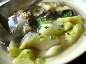 おうちで蒜苗肉絲🍴🍺 ニンニクの芽と豚肉の細切り炒めです。お供は搾菜。青椒肉絲より作るの楽だし美味しいからけっこう好きです。ビール→紹興酒ロックのリレー😄 久しぶりにキリンクラシックラガー飲んだけど美味しいな。自炊蒜苗肉絲ニンニクの芽と豚肉炒め