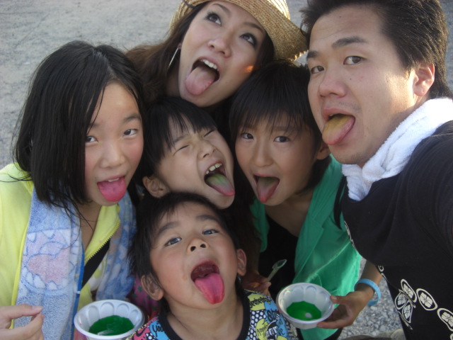 娘が今年初のかき氷を🍧 色々と混ぜて舌か変な色に😳😳😳