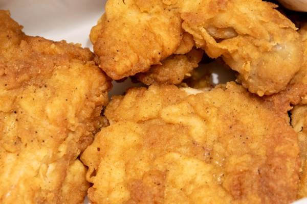 オリジナルチキンの部位で違う！ケンタッキーフライドチキンの美味しい食べ方, ., これいいな！って思ったら、右上の「保存」ボタンを押してね🤗, .,今年も見せます♪, 子どもにも人気のKFCのオリジナルチキン♡, お肉をしっかり楽しめるきれいな食べ方があるんです！,子どもが食べやすい３部位をご紹介します♪, .,サイ 腰, 見分け方：上から見ると三角形, 1.