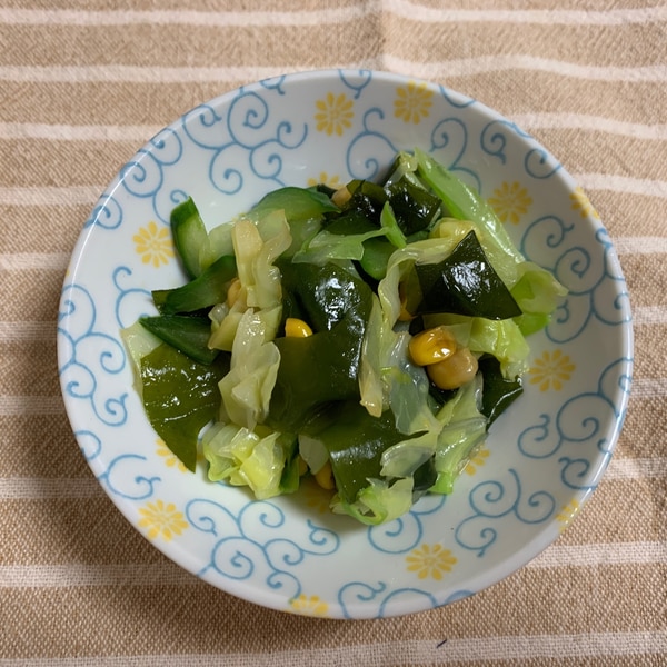 キャベツとわかめと玉ねぎのサラダ