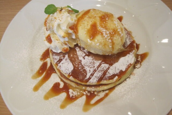 選べて楽しい♪時間限定のティータイムセット☕15：00-18：00の時間限定お得なセットで、ゆったりとした時間をお過ごしください。5品のメインデザートから1品🍓+サイドメニュー4品の中から1品🍟をお選びいただき、さらにドリンクバーつき☕の選べて楽しいティータイム