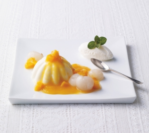 白いお皿に盛り付けられたいちごソースのチーズケーキの写真素材75993807- PIXTA