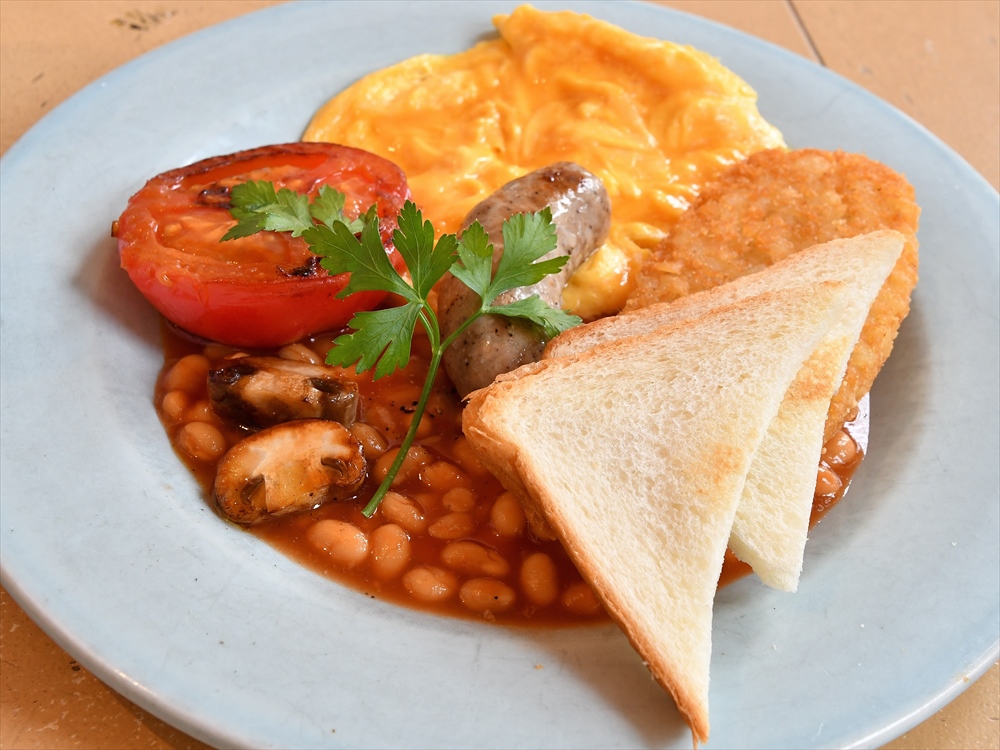English Breakfast 🤗 イギリス飯不味い不味いゆわれてますが 美味しいもん代表はやはりこれですかね？ 加工豚肉はイギリスが断然肉肉しくって美味しいですよね？ということで、、、色々集めてみました。 おうち朝ごはん 庶民カフェ greasy spoon出張ホテル朝飯