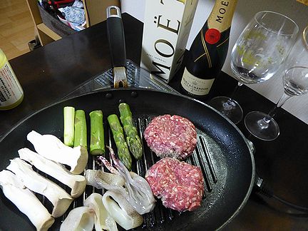 カリカリえのき！材料えのき茸 1P 焼き肉のタレ 大さじ1 片栗粉 大さじ2 粉チーズ 大さじ1作り方①えのき茸は石付きはギリギリで切り落とす！ 根元の所が引っ付いた状態なので 3〜5mm幅で根元に切り込みを入れ、割く様に板状に切り分ける②ポリ袋に、①と焼き肉のタレを入れ全体的に振って絡める！袋の空気を抜いて約10分漬け込む