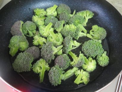 ブロッコリーのサラダ キムチタルタルソースがけ黄さんの手造りキムチ高麗食品