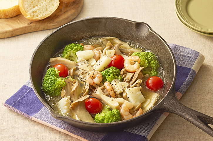 この1本で簡単に決まる😋👍, かなわの「 特製アヒージョソース 」,かきエキスやアンチョビを特別にブレンドしたソースは魚介や野菜との相性抜群！, 見た目め鮮やか👀, 激うま海鮮アヒージョに🦐🦪🥘,かきの旨味がオイルに移って, 見事なくらい美味しいですよ😋 ,作り方・材料 , アヒージョソース・1本, かきなど魚介・お好み,茄子・1 2本,