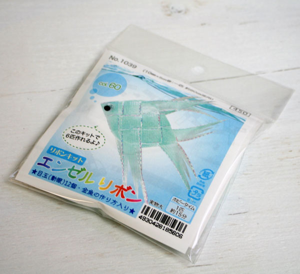 リボン金魚の作り方 1. 準備するもの ・本体リボン 40cm を 2 本 ・しっぽリボン 20cm を 1 本 ・目