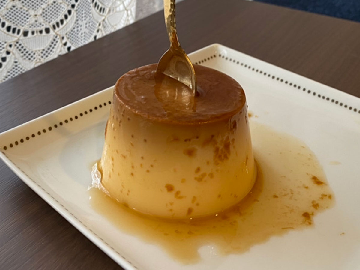 ASCII.jp：ひゃあ！ 1ポンド弱、驚異のドデカプリン!! ファミマの「プリンドーン」をかっこもう