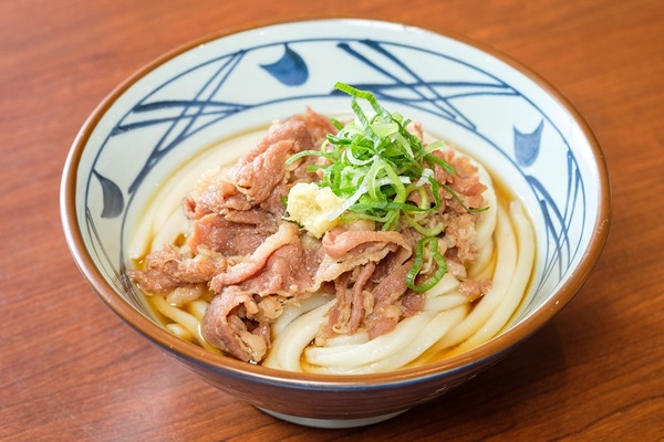 丸亀製麺「熱盛 丸亀うどん弁当」発売、シリーズ初の“温かい”弁当、おすすめの食べ方は?2021年11月29日- エキサイトニュース