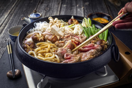 全部入れてレンジだけで完成! 超簡単な『すき焼き風うどん』がマジ美味しくてオススメ！ - てぬキッチン