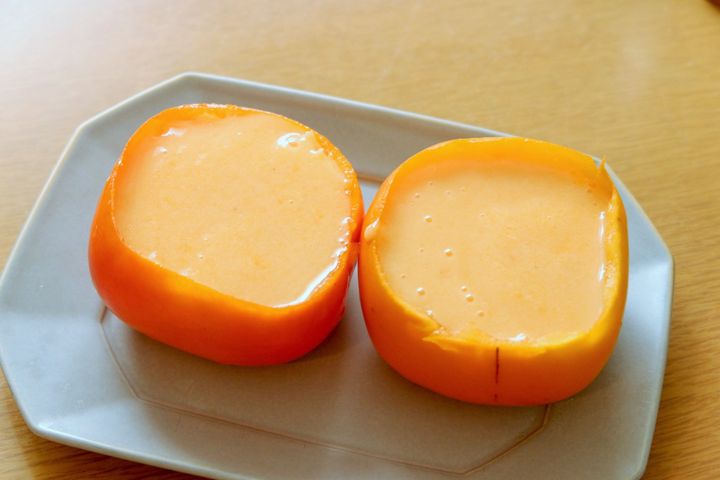 柿プリン 去年の失敗を活かして！ 牛乳は、低脂肪はやめた！ 先にピューレ状にしてから、牛乳いれてみた！ あとはとろとろの柿のがよいらしい。 材料 ☆柿2個 ☆牛乳 くりぬいた柿の重さの半分 ☆バニラエッセンス 3滴 ⭐︎砂糖なり練乳 好み 作り方 1.柿、バニラ