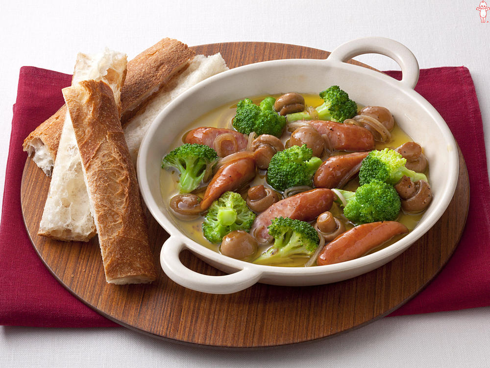 こんにちは𓂃꙳⋆ 本日は秋限定フードについてご紹介します。 ▷3種のきのことブロッコリーの冷製アヒージョ風 きのこも秋が旬の食材の1つ！今回はしめじ、エリンギ、マッシュルームの3種類を使用し、彩りにブロッコリーをプラス。 アヒージョと聞くとオリーブオイル