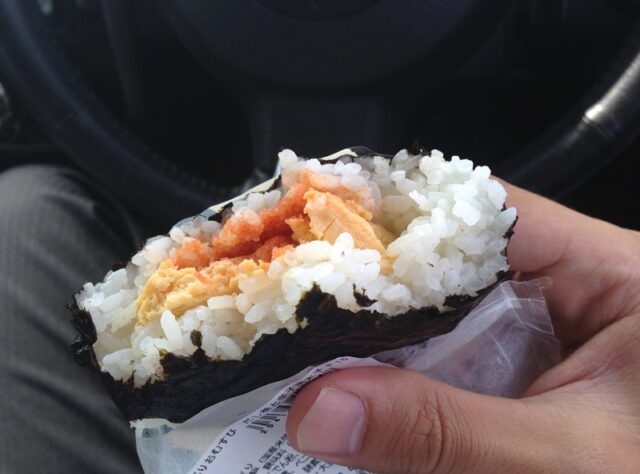 コンビニのおにぎりを巡る戦い セブン×八代目儀兵衛、ファミマ×どん兵衛・UFO、ローソンは「金しゃりおにぎり」刷新食品産業新聞社ニュースWEB