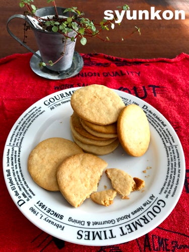 鮭のきのこみぞれ＜材料 2人分 ＞ さけ 300g まいたけ 80g しめじ 80g 大根 300g 長ねぎ 1 2本 ぽん酢 75ml 塩 適量黒こしょう 適量 小麦粉 適量 油 適量 ＜作り方＞ 1．さけは一口大に切り、薄く塩、こしょうして小麦粉をまぶす。 2．まいたけとしめじは小房に分け