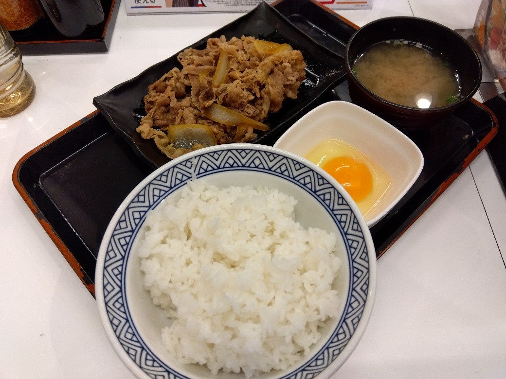 吉野家、ワインを常時扱い 「牛皿で一杯」PR - 日本経済新聞