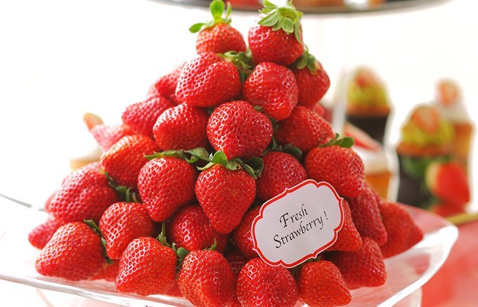 イチゴのムースケーキです。 かわいい器を見つけました。ほんのり薄いピンク色の器に出会って、この器に合うスイーツは何か？から、出来上がった器ありきのスイーツです。 イチゴのムース、イチゴのソース、イチゴ のゼリーとイチゴづくしです。 まだまだ暑い日が続きます