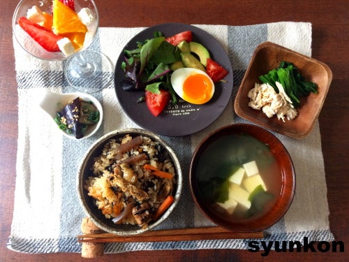 金曜日は一人で作れるレシピに挑戦するDAIGOさん♪, これまでにいろんな簡単レシピを教えてもらってきましたが,本日は、炊き込みご飯の簡単レシピ「鶏ごぼう飯」に挑戦♪, 混ぜるだけなのに、こんなに美味しくなるなんて！！,チェックして気に入ったらぜひフォローしてくださいね♪,鶏ごぼう飯 , ＜材料 4人分 ＞, ごぼう1本 150g , にんにく1片, 鶏もも肉 200g,