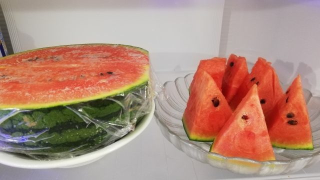 スイカの切り方は斜めに真ん中から放射線状に切ると甘い？日持ちは丸ごととカットでどのくらい？食のエトセトラ