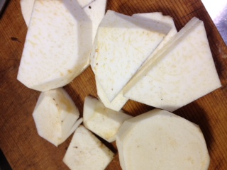 雑草は根から抜いちゃダメ!? 草刈りの新常識 畑は小さな大自然vol.4 マイナビ農業