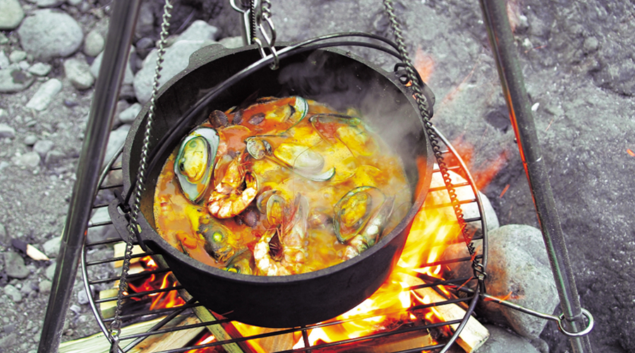 焚火の直火OK！キャンプでオーブン料理！LODGE ロッジ のダッチオーブンで美味しいキャンプ飯を作ってみた。煮込みもパンも！※追記情報ありKazu Photo – 道楽 –