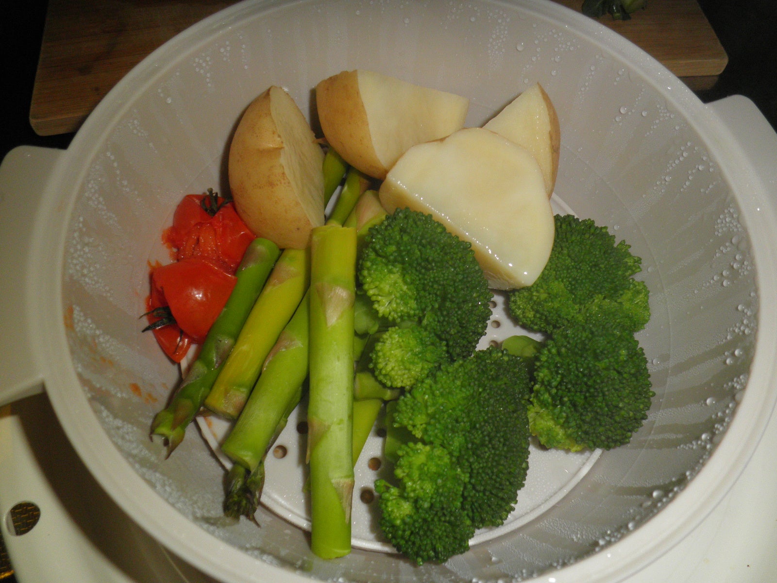 3COINSの「ビストロヌードル」があれば、お湯を沸かさず袋ラーメンがおいしく完成する！ 蒸し野菜もできるぞROOMIE ルーミー