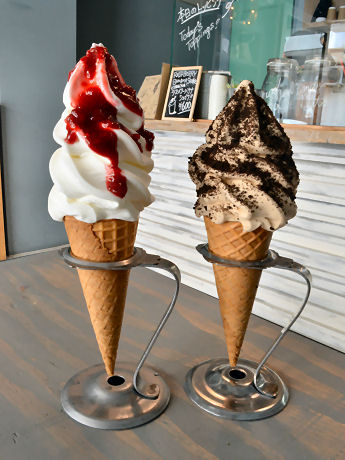 花束のような美しいビジュアル♡ ディグラボ ソフトクリーム研究所なんばAKICHI店に『エアリーソフトクリーム夏のフレッシュマンゴー』が期間限定で登場！ 詳細記事SGS109