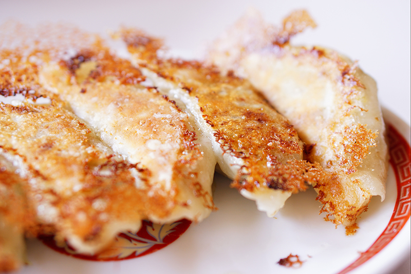 美味しい「羽根つき餃子」の作り方。羽根の材料は小麦粉？ 片栗粉？ 決め手は水の量とタイミング！HugKum はぐくむ