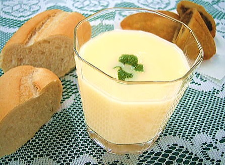 先日『ジェンダーリビールケーキ』のオーダーをいただきました。 お腹の赤ちゃんの性別を発表する時に食べるこのケーキ。べべでは、シャルロットの中に苺やブルーベリーのジュレを忍ばせて、男の子か女の子かを表しています。 幸せな瞬間にべべのケーキを選んでくださり