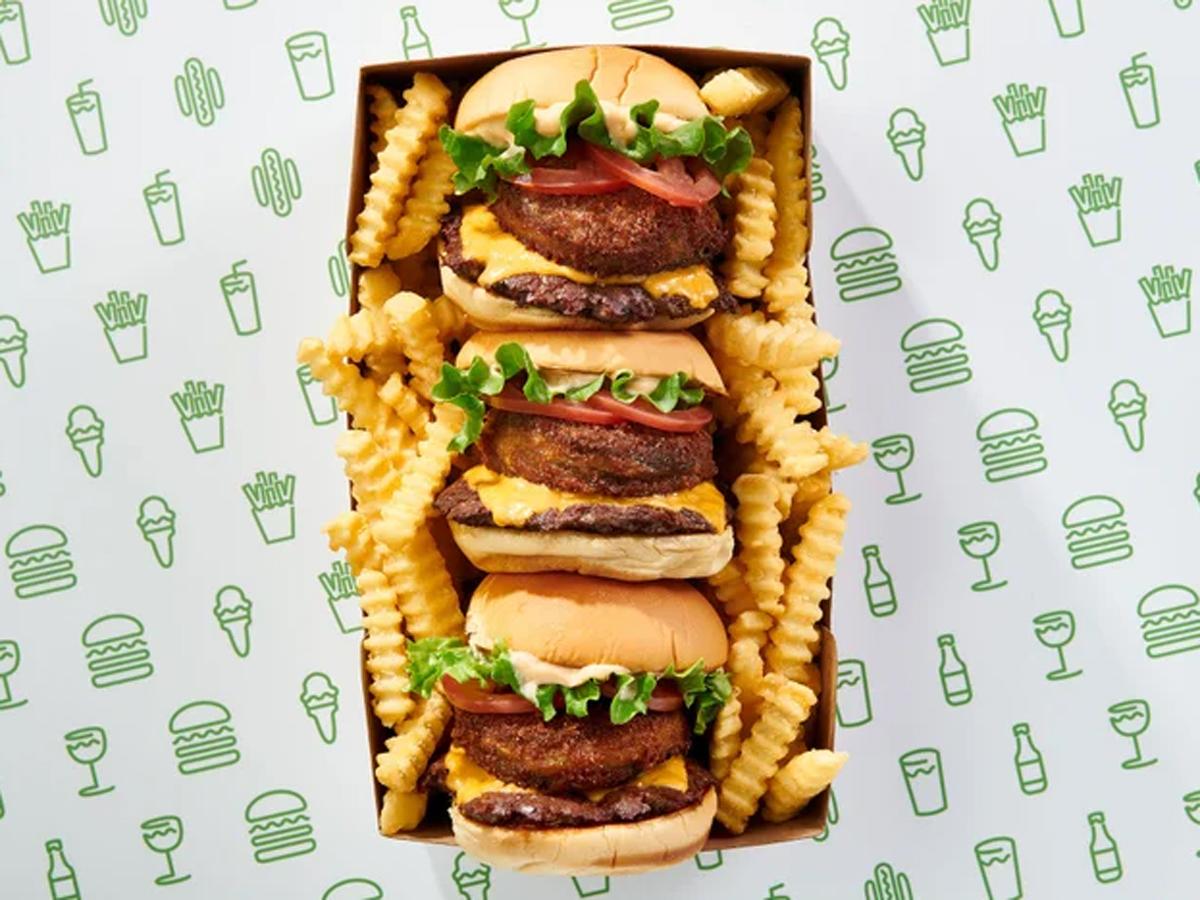 横浜みなとみらいにある、あの有名な『Shake Shack』のバーガー🍔、ようやく食べた。なるほど、ニューヨークの味か。アメリカのサイズにして小さいけど、味はさすがだハンバーガーシェイクシャック