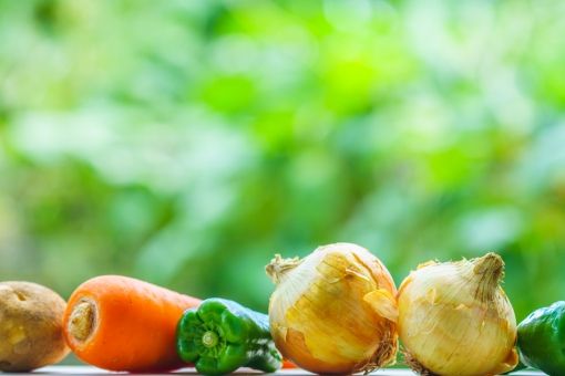 白い木製の背景に野菜、果物の品揃えフレーム。ベジタリアンの健康食品のコンセプト。食品や食料品の買い物。フリースペース。Premium写真