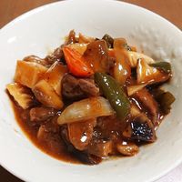 ランチは酢豚の残りでオムライスです！！酢豚を沢山作ったので、残った酢豚でれんちびの大好きなオムライスにしました‼️ 酢豚も酢飯もオムライスにぴったりです🎉炒めると酢の酸味がとんでコクになるのでケチャップとの相性がいいんです✨オムライスの卵はチーズを